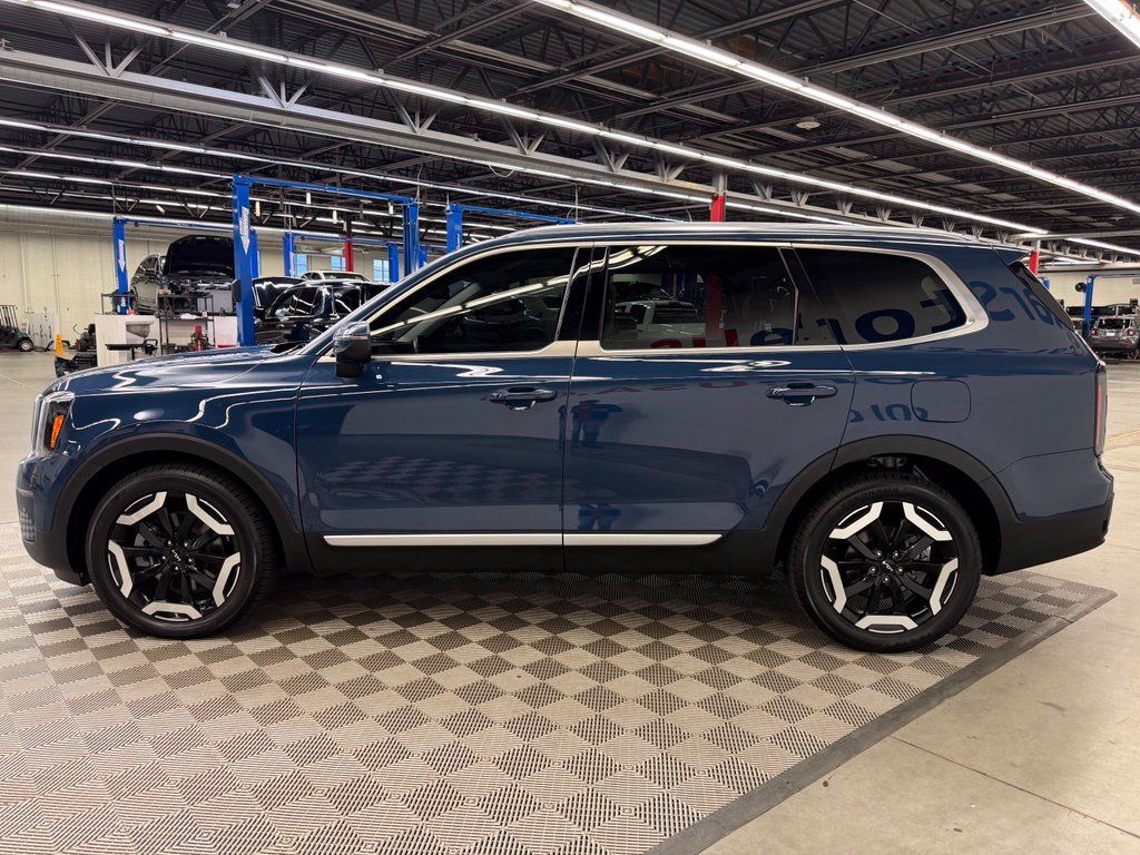 Used 2023 Kia Telluride EX w/ EX Captain's Chair Package AWD/4WD image 4