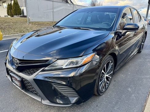 Used 2018 Toyota Camry SE image 4