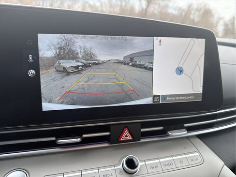 Certified 2025 Hyundai Elantra Limited FWD image 16