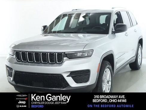 Used 2025 Jeep Grand Cherokee Laredo X image 1