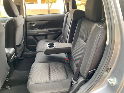 Used 2017 Mitsubishi Outlander ES image 44