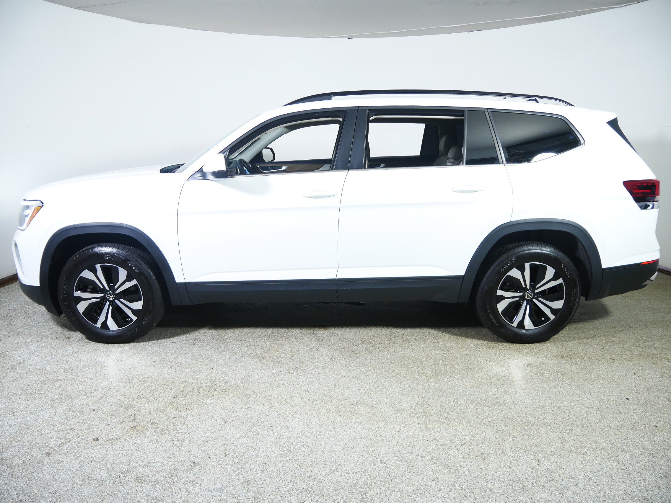 Used 2025 Volkswagen Atlas SE AWD/4WD image 4
