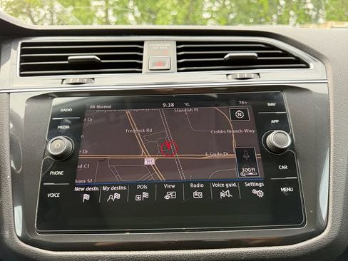 Used 2018 Volkswagen Tiguan SEL AWD/4WD image 16