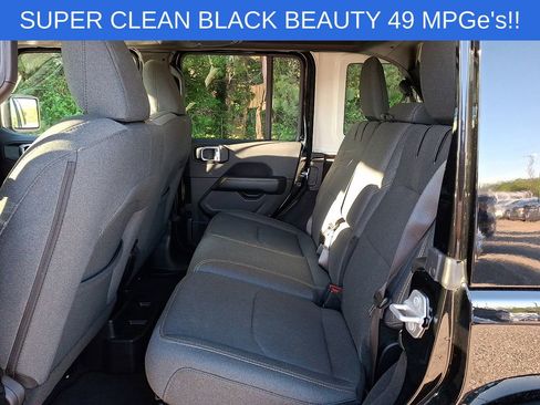 Used 2025 Jeep Wrangler Unlimited Sahara AWD/4WD image 11