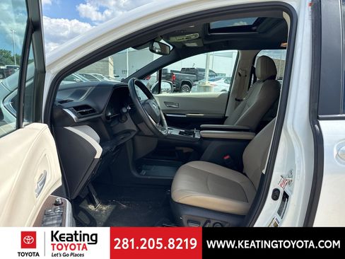 Used 2024 Toyota Sienna XLE FWD image 14