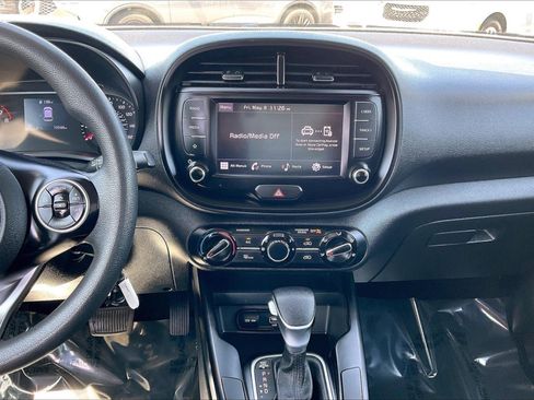 Used 2022 Kia Soul LX w/ Technology Package FWD image 6