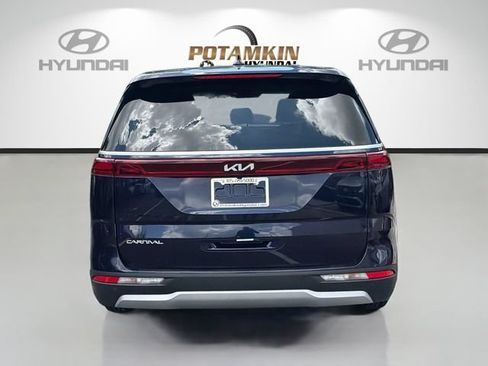 Used 2024 Kia Carnival LX FWD image 6