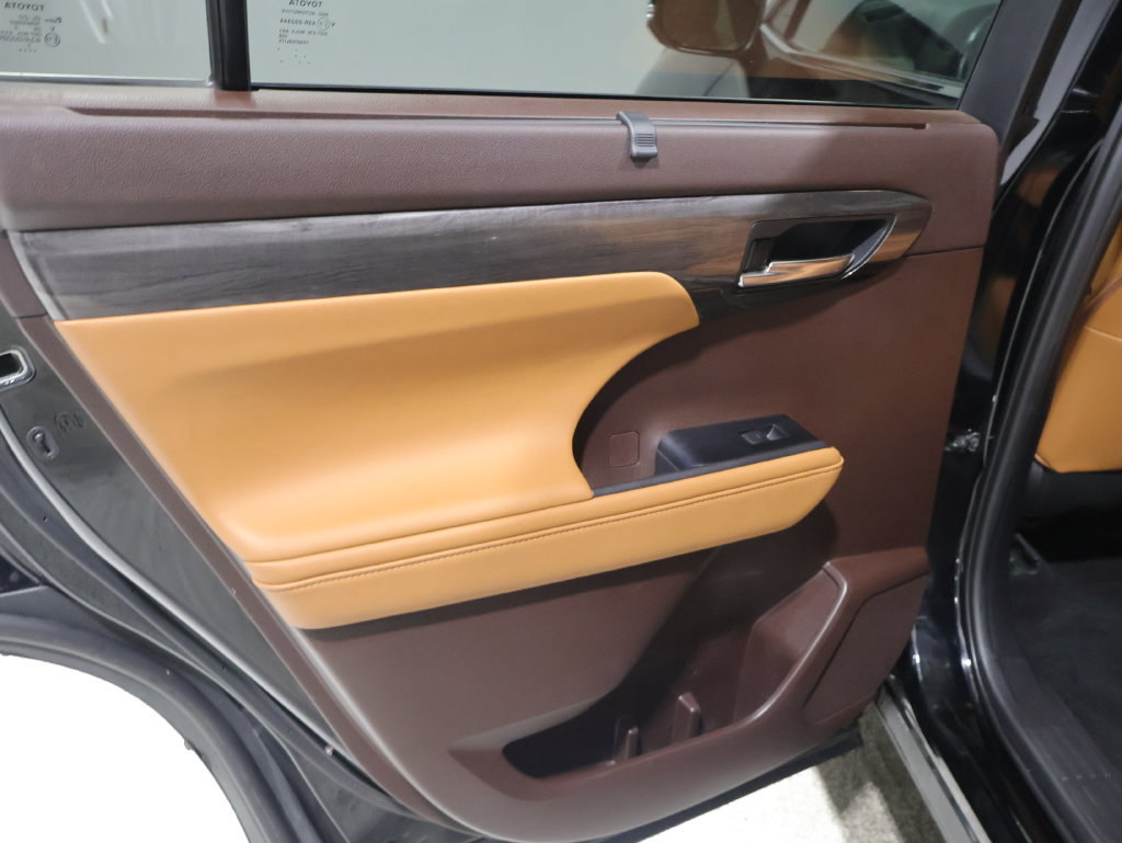 Used 2020 Toyota Highlander Platinum AWD/4WD image 19