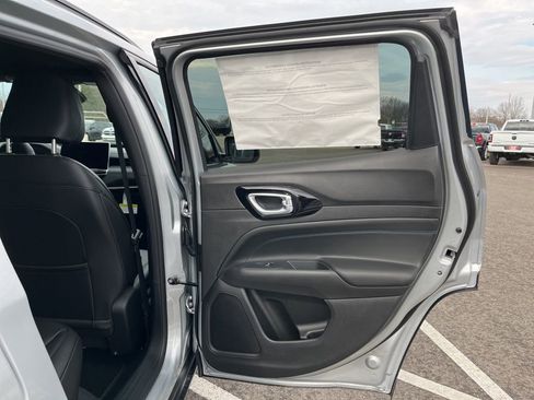 New 2025 Jeep Compass Latitude w/ Convenience Group AWD/4WD image 17