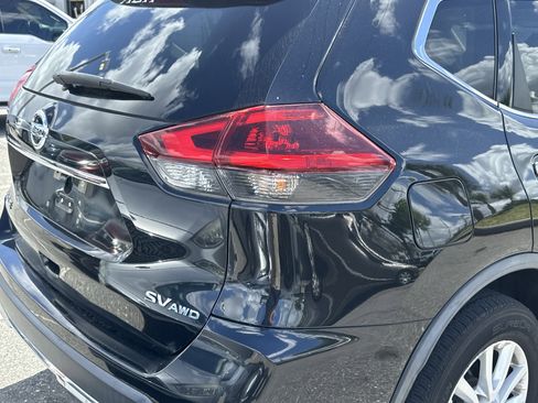 Used 2018 Nissan Rogue SV image 8