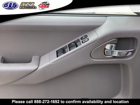 Used 2011 Nissan Frontier SV image 11
