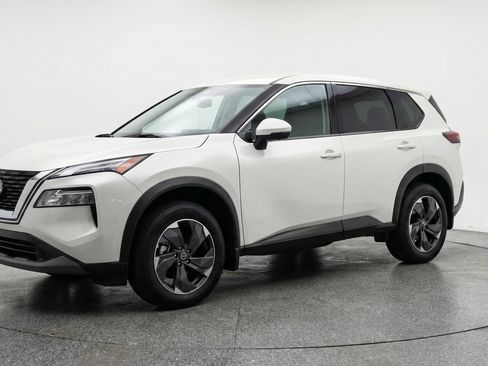 Used 2025 Nissan Rogue SV FWD image 3