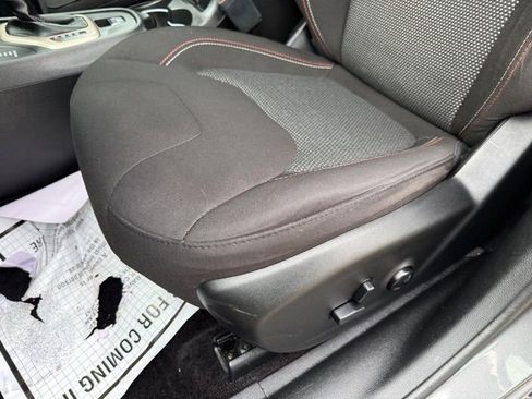 Used 2017 Jeep Cherokee Latitude w/ Comfort/Convenience Group image 17