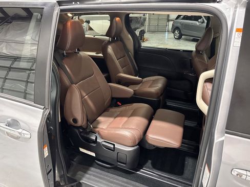 Used 2017 Toyota Sienna Limited FWD image 67