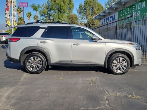 Used 2025 Nissan Pathfinder SV image 31