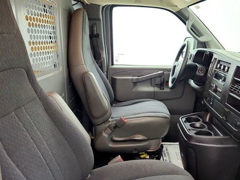 Used 2018 Chevrolet Express 2500 w/ Driver Convenience Package RWD image 27