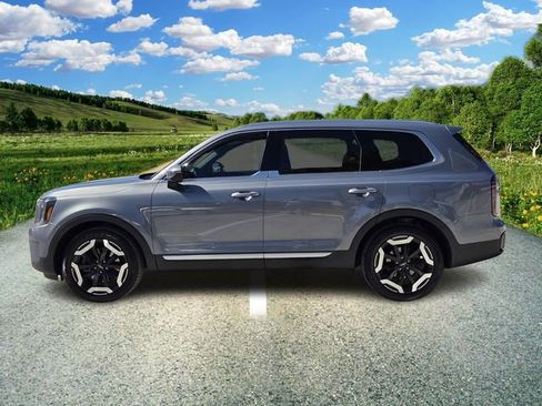 Used 2023 Kia Telluride EX w/ EX Captain's Chair Package image 3