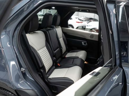 Used 2024 Land Rover Discovery Dynamic SE AWD/4WD image 11