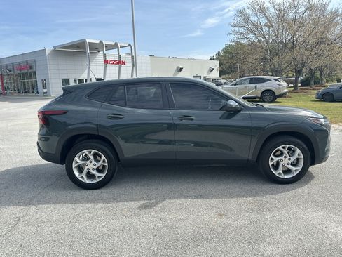 Used 2025 Chevrolet Trax LS w/ LS Convenience Package FWD image 4