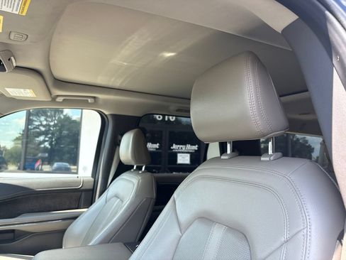 Used 2021 Ford Expedition Max Limited RWD image 3