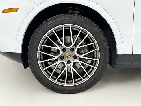 Used 2022 Porsche Cayenne Platinum Edition image 33