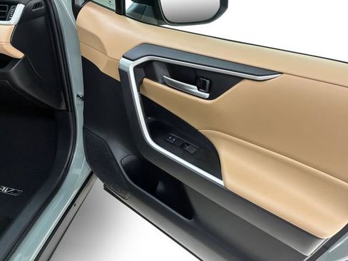 Used 2023 Toyota RAV4 XLE Premium image 15