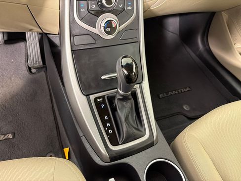 Used 2015 Hyundai Elantra SE FWD image 17