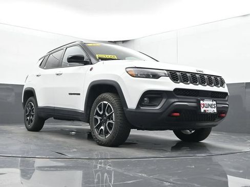 Used 2025 Jeep Compass Trailhawk AWD/4WD image 45