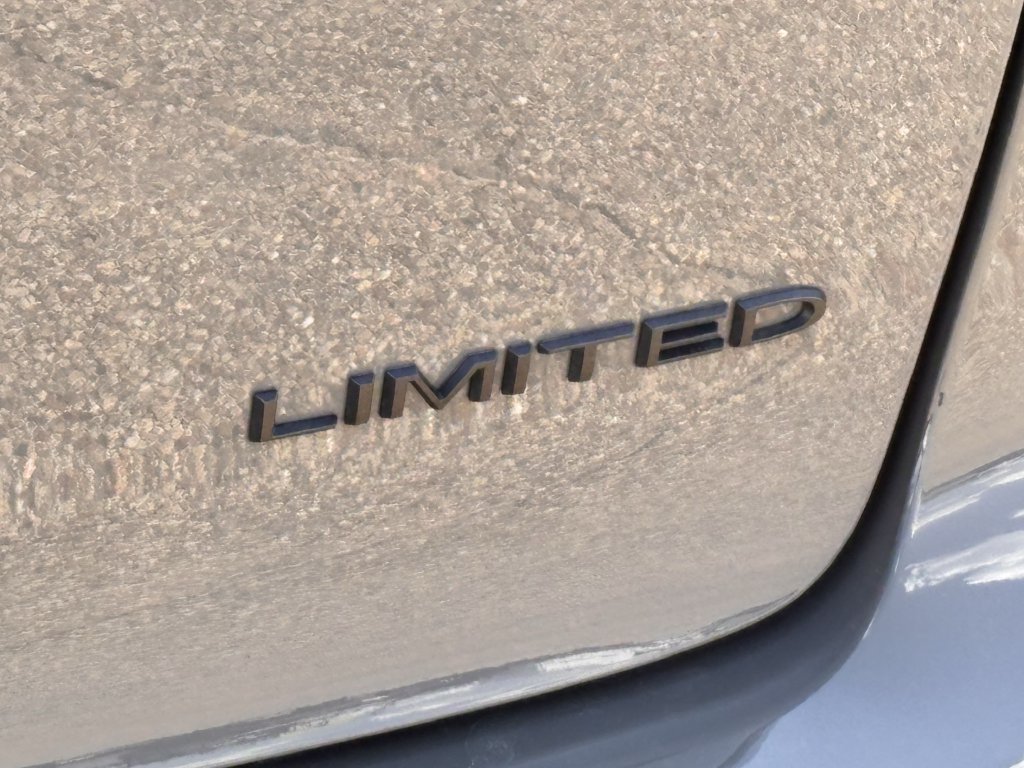 Used 2025 Chrysler Pacifica Limited FWD image 8