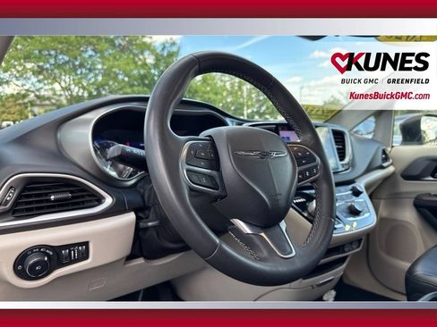 Used 2023 Chrysler Pacifica Touring-L FWD image 14