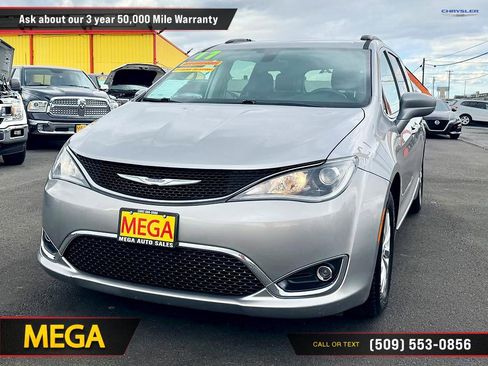 Used 2017 Chrysler Pacifica Touring-L FWD image 3