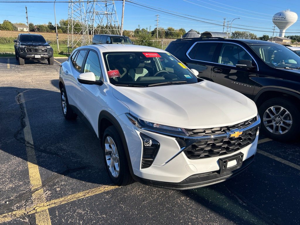 Used 2025 Chevrolet Trax LS w/ LS Convenience Package FWD image 2