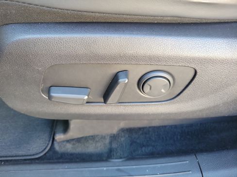 Used 2022 Kia Carnival LX image 23