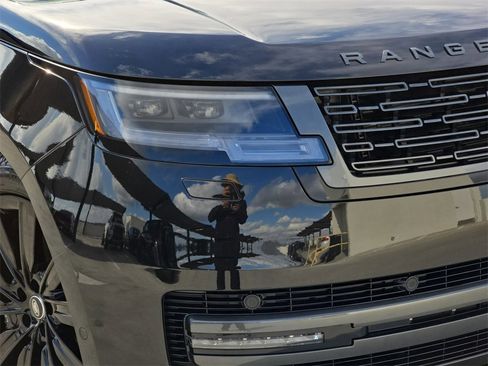 Certified 2025 Land Rover Range Rover SE image 33