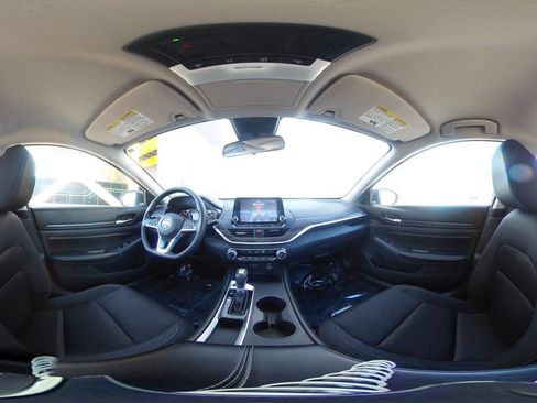 Used 2025 Nissan Altima 2.5 SV FWD image 47