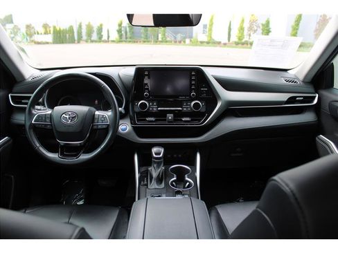 Used 2021 Toyota Highlander XLE AWD/4WD image 10