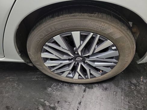 Used 2024 Nissan Altima 2.5 SV FWD image 12