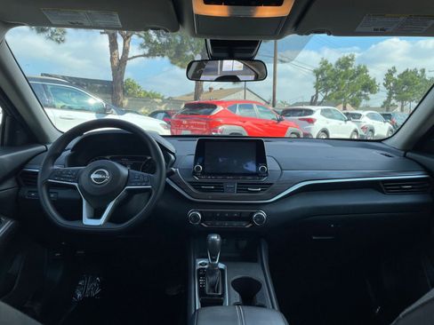 Used 2025 Nissan Altima 2.5 SV image 29