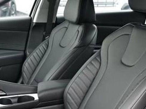 New 2025 Hyundai Elantra Limited w/ Cargo Package image 8