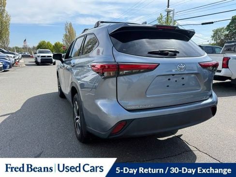 Used 2022 Toyota Highlander XLE AWD/4WD image 11