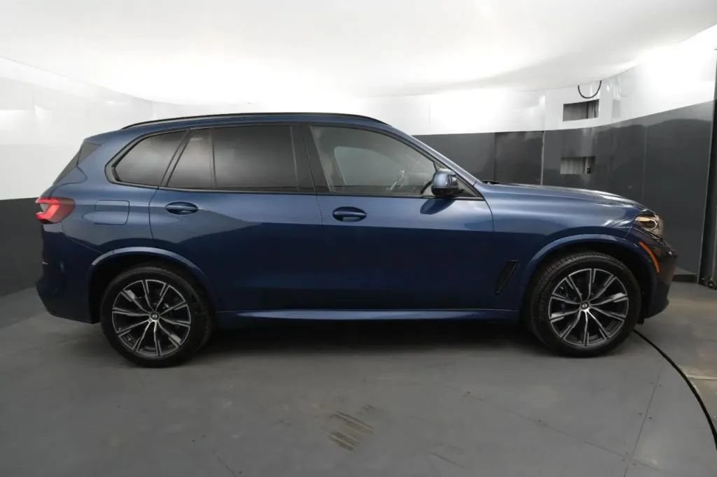 Used 2022 BMW X5 xDrive40i w/ M Sport Package AWD/4WD image 6