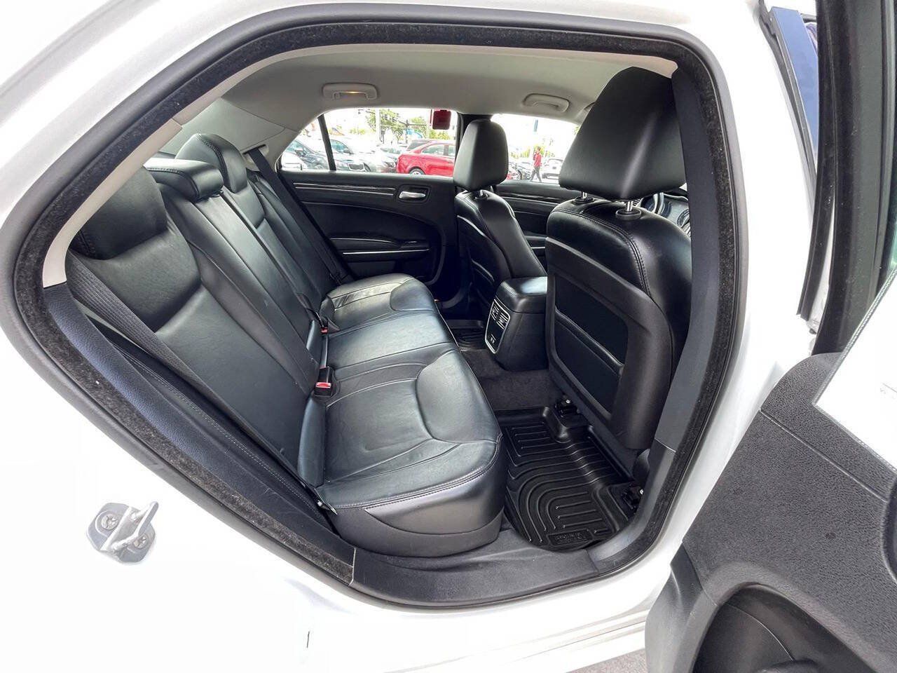 Used 2015 Chrysler 300 Limited RWD image 9