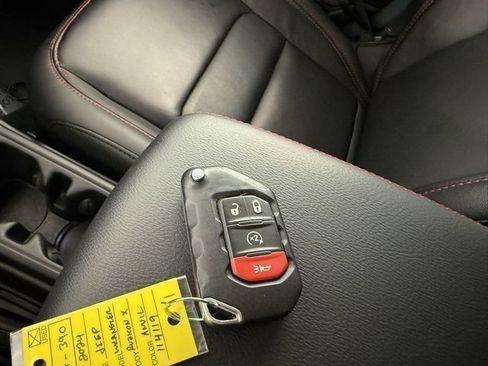 Used 2024 Jeep Wrangler Rubicon image 25