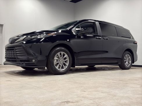 Used 2025 Toyota Sienna XLE image 4