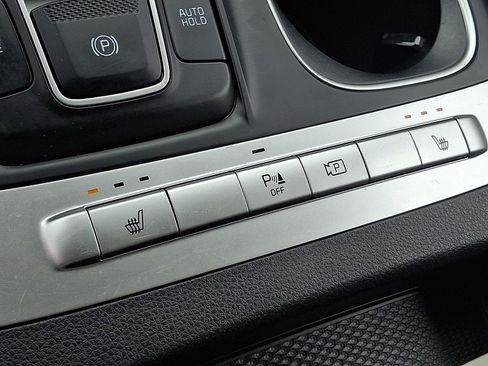 Used 2024 Kia Carnival LX FWD image 22