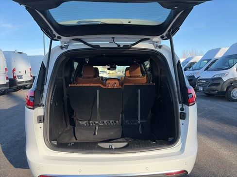 Used 2024 Chrysler Pacifica Pinnacle FWD image 10