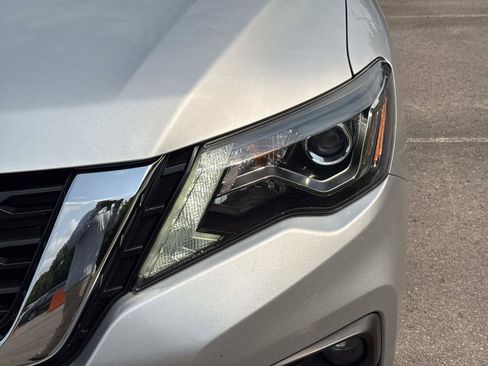 Used 2019 Nissan Pathfinder SV AWD/4WD image 11