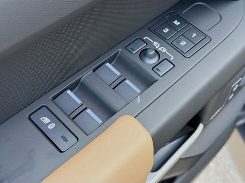 New 2026 Land Rover Defender 110 X-Dynamic SE image 22