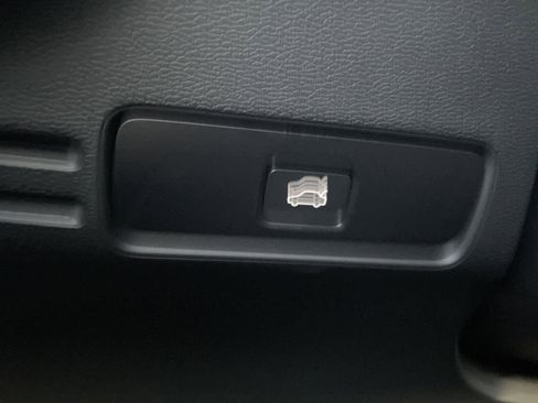 Used 2025 Volvo XC40 B5 Plus image 43