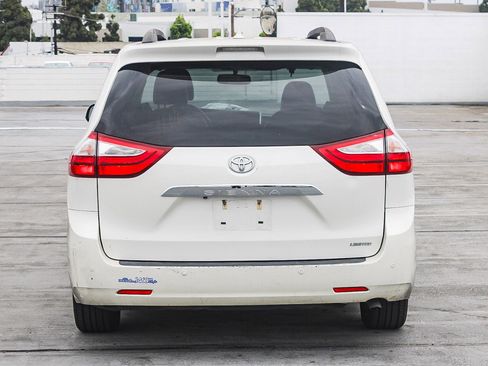 Used 2017 Toyota Sienna Limited image 9